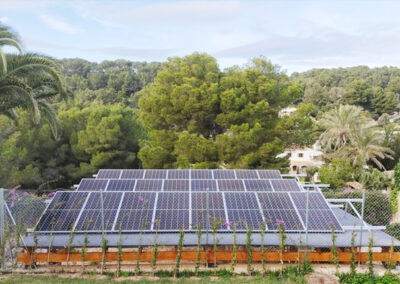 Instalación de paneles solares en tejado con equipo completo de energía renovable